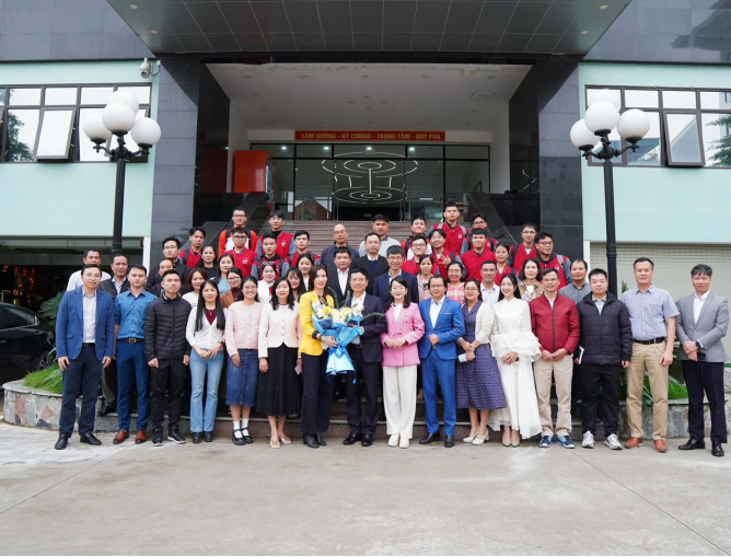 Bộ trưởng Nguyễn Mạnh Hùng thăm và làm việc tại Viện Lãnh đạo, Quản trị và Quản lý Việt Nam