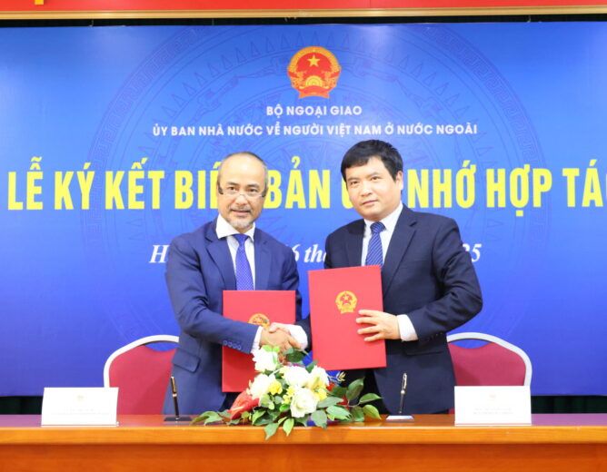 Ủy ban Nhà nước về người Việt Nam ở nước ngoài và PTIT ký kết hợp tác phát triển hệ thống công nghệ phục vụ công tác kiều bào