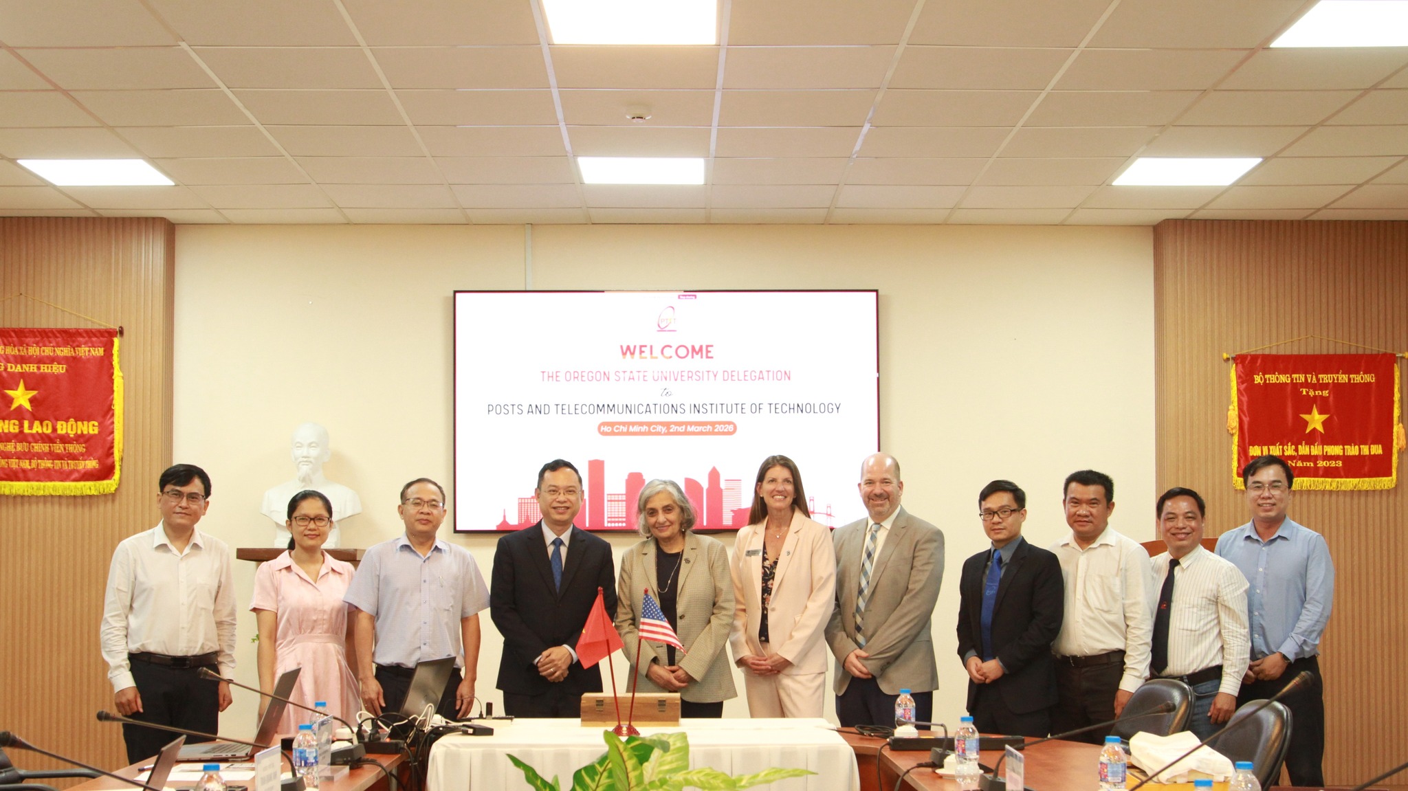 Học viện Công nghệ Bưu chính Viễn thông làm việc với Oregon State University (OSU) mở rộng hợp tác trong lĩnh vực AI/Robotic và bán dẫn