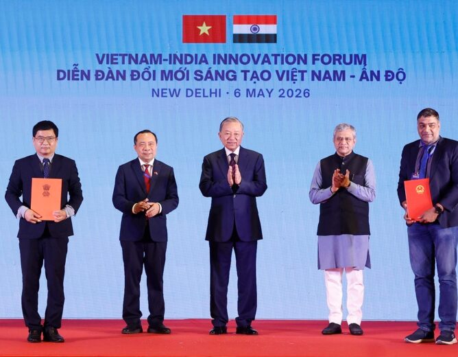 Tổng Bí thư, Chủ tịch nước Tô Lâm chứng kiến trao thỏa thuận hợp tác giữa Học viện Công nghệ Bưu chính Viễn thông (PTIT) và Học viện Công nghệ Ấn Độ Madras (IIT Madras) tại Diễn đàn Đổi mới sáng tạo Việt Nam – Ấn Độ