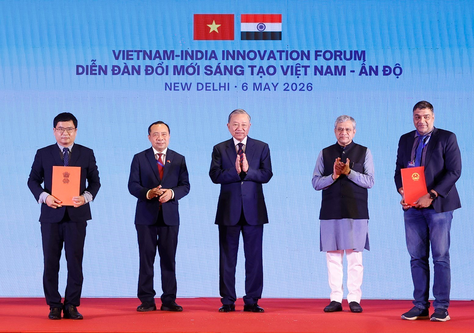 Tổng Bí thư, Chủ tịch nước Tô Lâm chứng kiến trao thỏa thuận hợp tác giữa Học viện Công nghệ Bưu chính Viễn thông (PTIT) và Học viện Công nghệ Ấn Độ Madras (IIT Madras) tại Diễn đàn Đổi mới sáng tạo Việt Nam – Ấn Độ